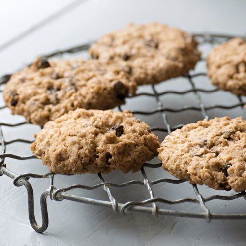 Biscotti al cioccolato e avena appena sfornati su una teglia